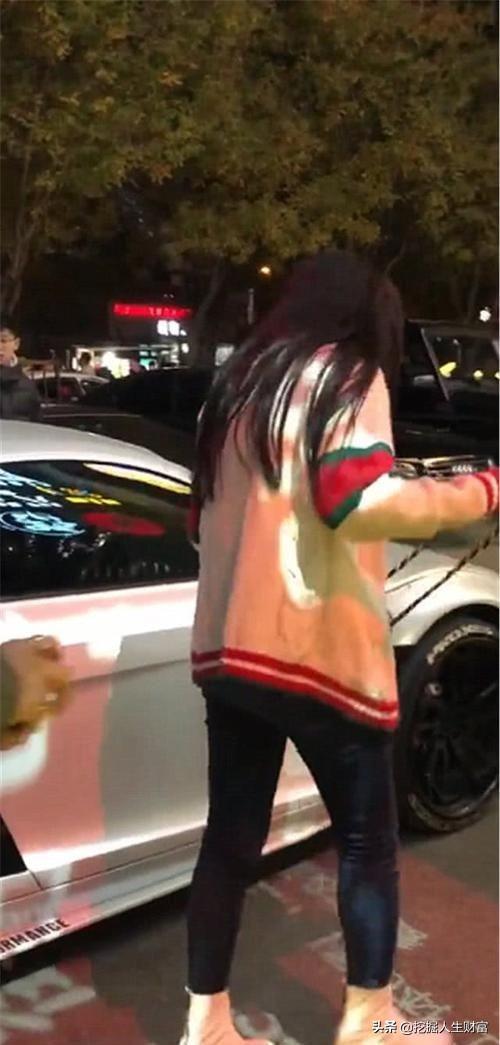门口遇百万奥迪R8，车上女子下车瞬间成为全场焦