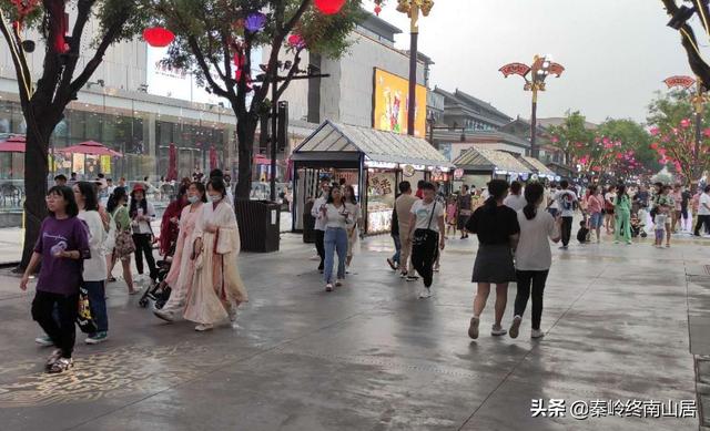 西安第一网红景区，傍晚就已游客爆满，美女和汉服小姐姐好多啊
