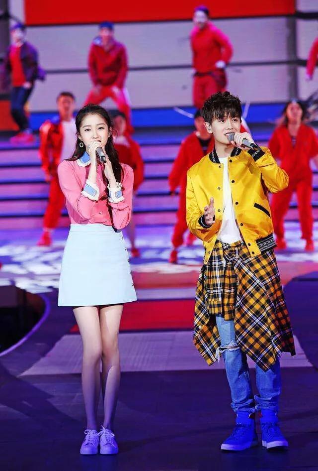 当172cm关晓彤遇到178cm任嘉伦，到底是谁谎报了身高？