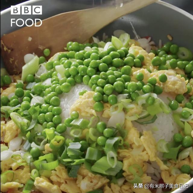 美食节目教蛋炒饭引热议，网友直呼：错得离谱！盘点究竟哪错了