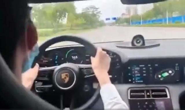 时速轻轻松松上240！保时捷销售带着顾客亲身体