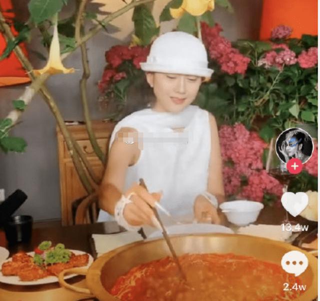 杨丽萍再度引发热议，网友再次吵翻天