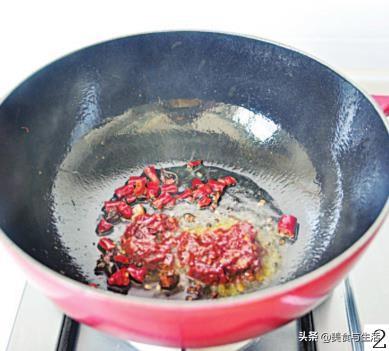 自制小龙虾不入味？炒前多加一步，小龙虾肉嫩还入味，味道不输