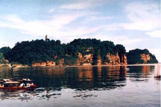 我国最真实的大佛，曾经一度闭眼四次，信徒们