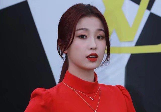 回应|吴亦凡回应背玩偶走秀太累帅气中又有点好笑被挟持了你就眨眨眼