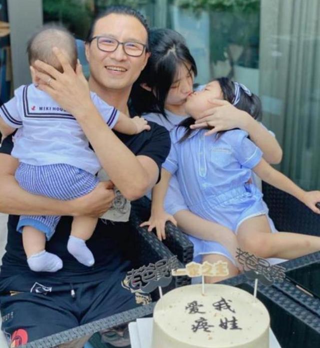 汪峰一家乡下体验生活，不会骑三轮接连撞墙，吓得章子怡失声尖叫