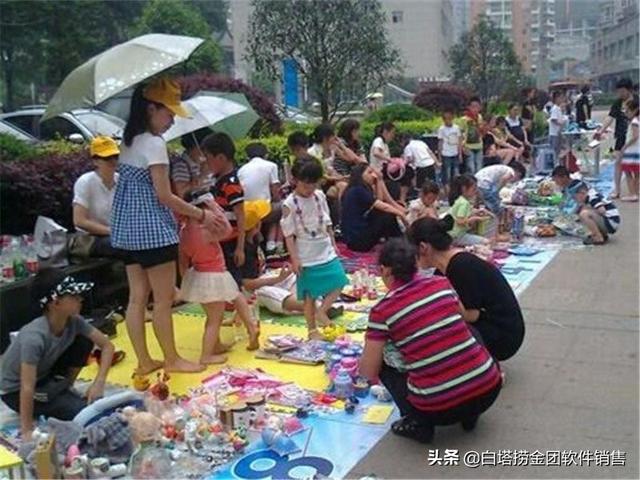 女子开500万劳斯莱斯摆地摊, 路人，你这是在嘲讽