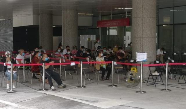 香港再增73例！市民通宵排队抢测核酸，检测能力已达极限！