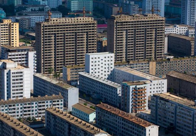 在朝鲜，老百姓住什么样的高层住宅？公寓居多鲜有阳台