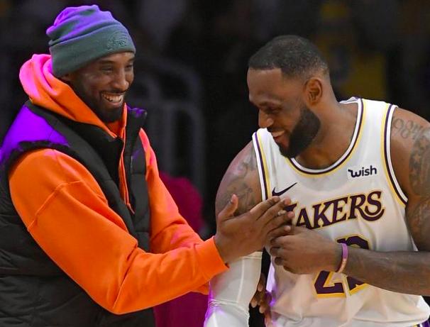 24號紫金護指！科比指引詹姆斯衝冠，曼巴精神成湖人季後另一武器