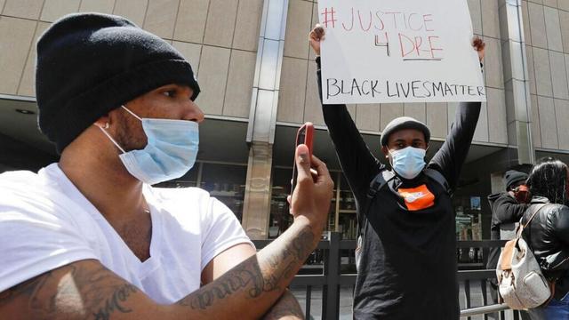 美国再度响起枪声，警察开枪打死2名黑人，民众