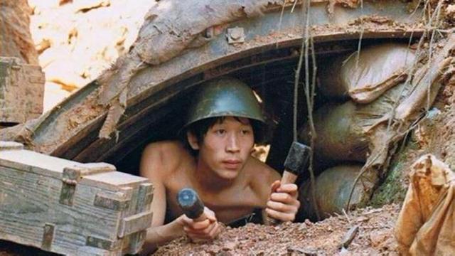 对越战争，他独在“猫耳洞”里待了1年，回来后