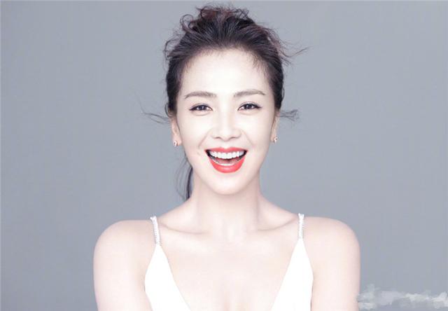 同是嫁入了豪门，刘涛用实力赢得尊重，而王艳却过得像一个保姆