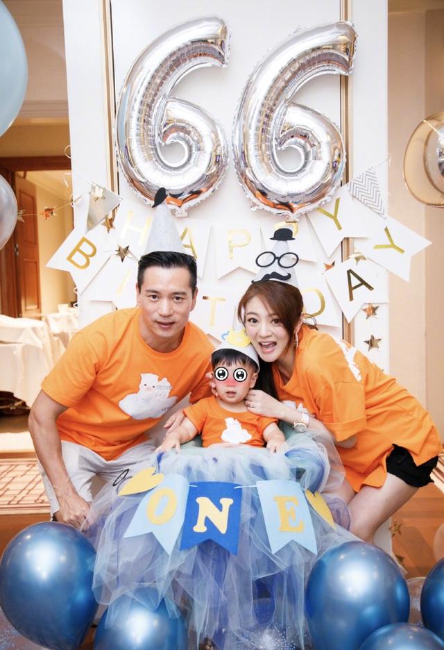 安以轩挺孕肚为1岁儿子庆生，一家三口穿亲子装，室外派对好梦幻