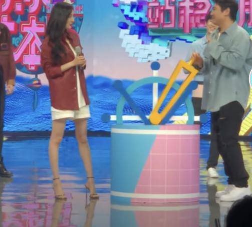 有一种站姿叫杨幂穿高跟鞋，无美颜镜头下曝光