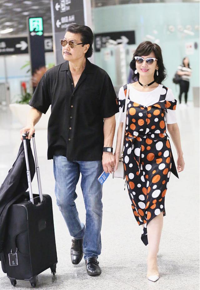 赵雅芝这么大岁数还穿的像个孩子，与老公撒陈年狗粮，真享福