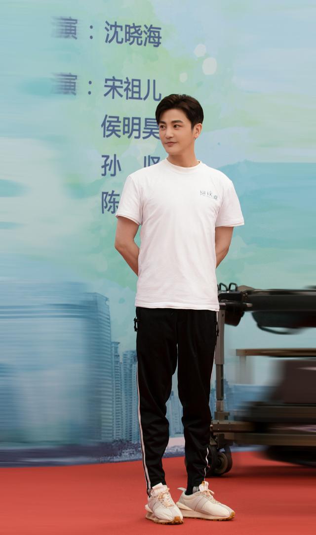 孙坚《阅读课》开机 梨涡浅笑诠释儒雅学神
