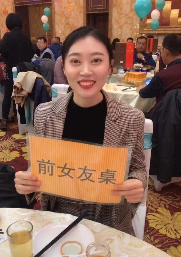 新郎结婚设置“前女友桌”，看到前任颜值，网