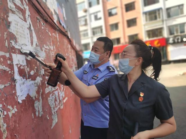蛟河法院：服务进社区，清理小广告