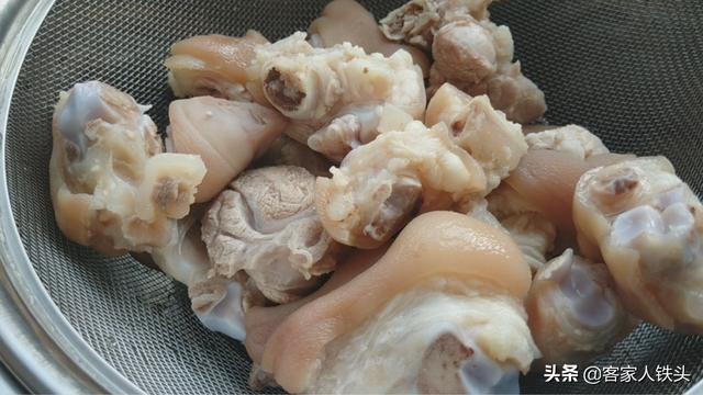 香菇炖猪脚：一个客家传统味道做法，软糯浓香，满满的胶原蛋白