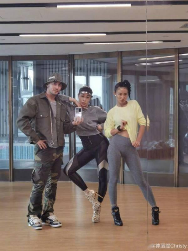 钟丽缇与年轻人合影大展风采，胸部惊人气场强