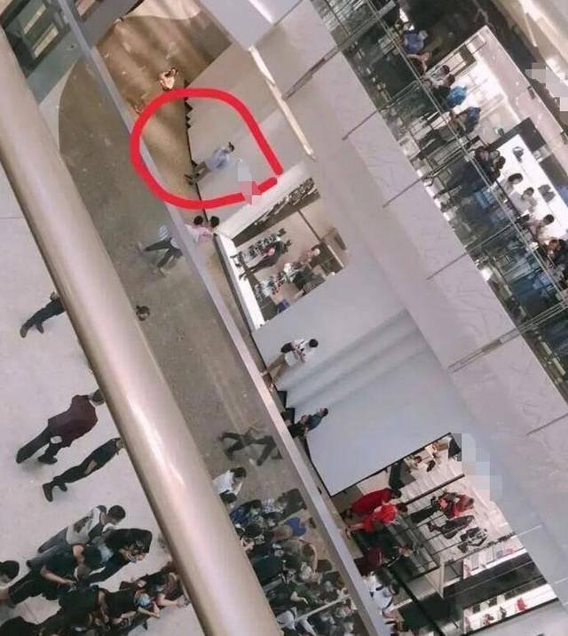 热巴最新活动生图，腰臀比例超后面假人“求婚男”现身安保很警觉