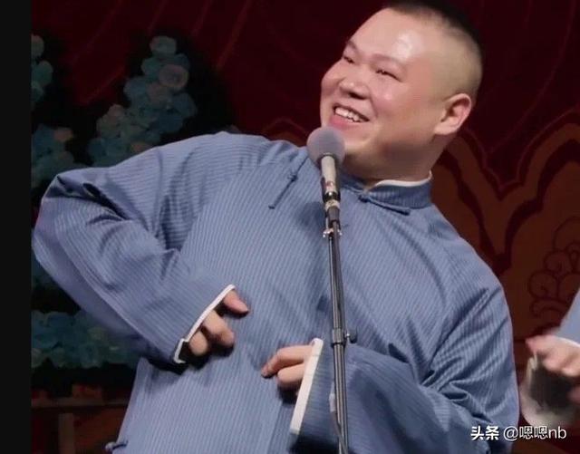 德云社团综开录，岳云鹏现场搂师父胖腰撒娇，