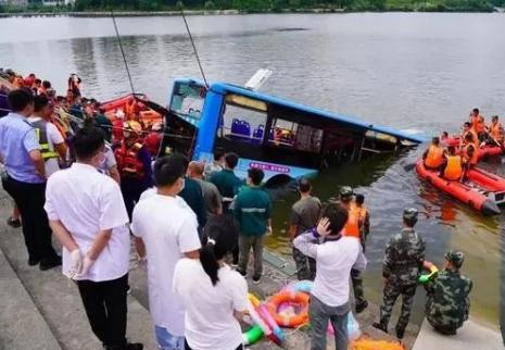 安顺坠湖公交后续：事发当天司机老宅遭拆除，邻居见其闯入受阻