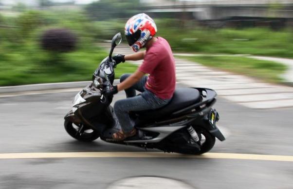 又一“黑馬”來襲，實(shí)力模仿雅馬哈勁戰(zhàn)，電噴供油，7L油箱1.05W