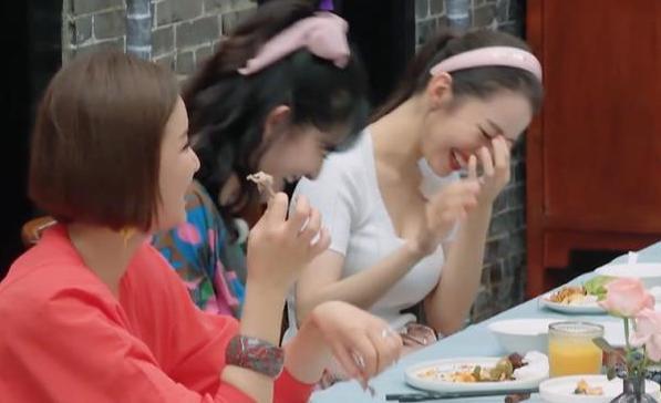 金瀚生日，用馒头和花代替蛋糕，许愿时的表现，吉娜笑得直拍桌子