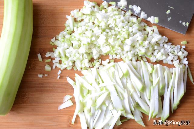 夏季的瓠瓜这样做最好吃，入馅做包子，比肉还