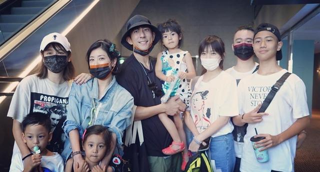 贾静雯一家四口包场请好友看电影，霍建华疑带女儿同行变超级奶爸