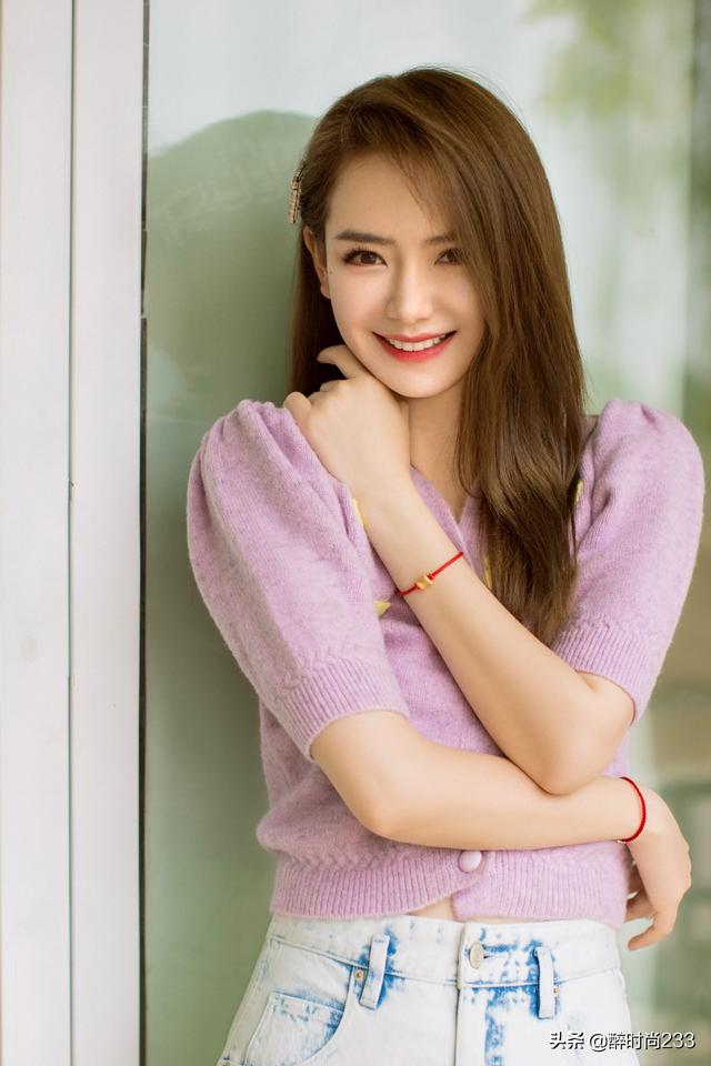 35岁戚薇时髦又少女，一身香芋紫针织衫搭浅色牛