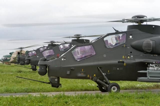 解放军的特殊武器：匕首可发射子弹，电磁枪像