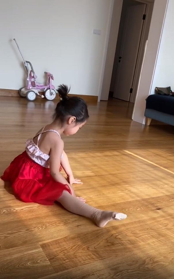 董璇罕晒女儿，家中内景曝光无一家具只见墙？