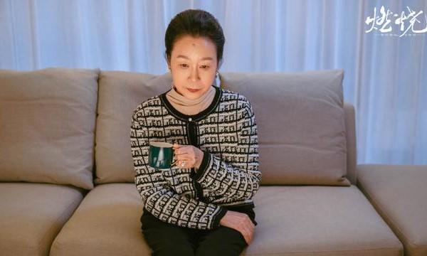 《燃烧》赵月娥为何要拉孙女许佳桐下水，而瞒