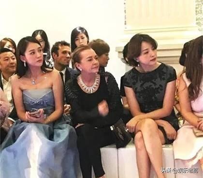 知名主持人心大：短裙到大腿根，全程靠手遮，