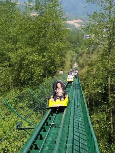 环山悬崖过山车就在长寿山