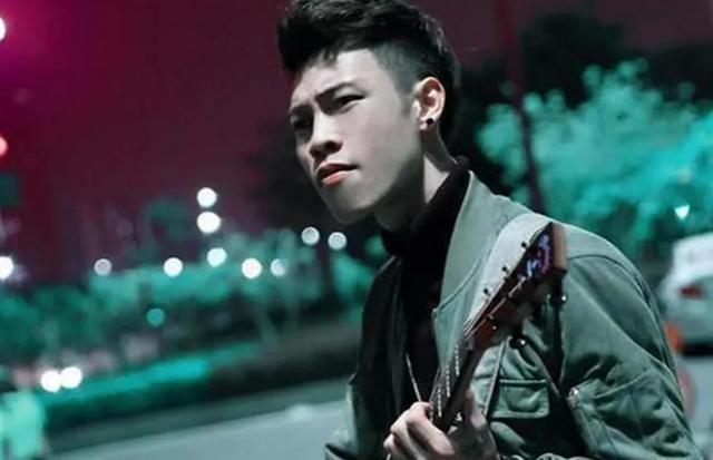 他一首歌赚了一个亿！如今第二首又红遍全国，感动了所有人