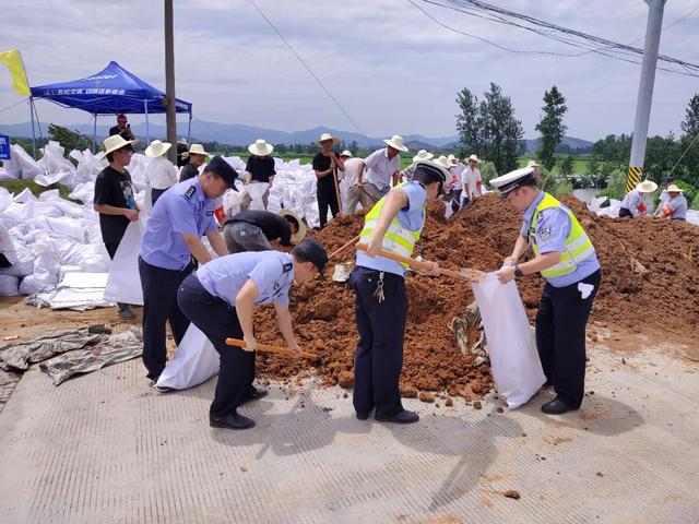 安徽望江交警全力以赴保障防汛抢险道路畅通