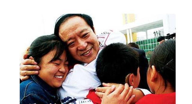 2000年，牛群为贫困学校募捐，却遭质疑被逼“裸