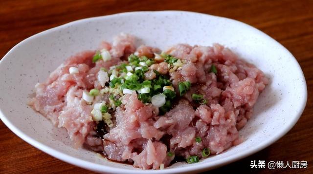 不需要油炸，教你芋头的新做法，配上猪肉馅，吃起来那叫一个香