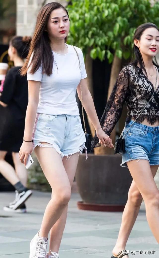 不挑身材的牛仔短裤，轻松为你带来清爽靓丽的穿搭体验