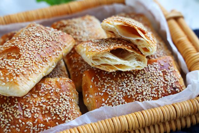 家里有面粉试试这样吃，层次多又酥脆，食材简单，做法一看就会