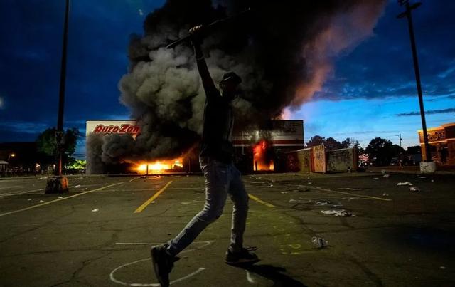 抗议者划地自治，骚乱弥漫全美，美国可以没警