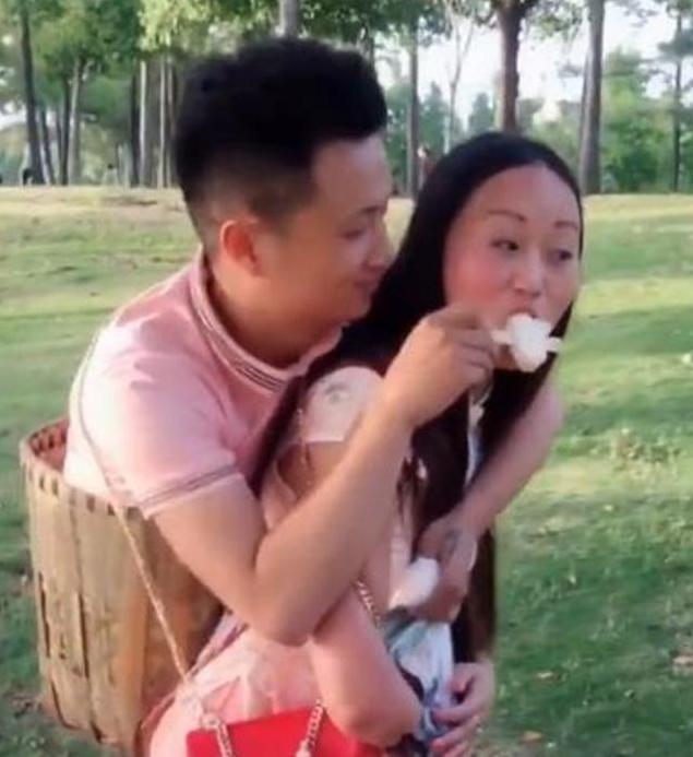 成都“连体情侣”，真情不抵现实，男子寻得新