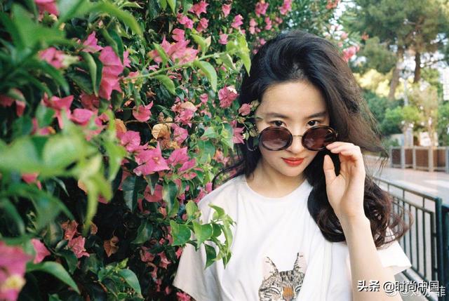 学拍毕业照｜跟李沁、张雨绮、赵露思摆“pose”，用新姿势解锁青春纪念册