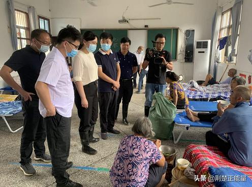 湖北武穴：李新桥、陈风等到余祥小学看望安置点群众