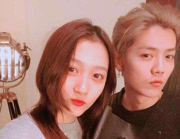 两个人本应该轰轰烈烈谈恋爱，却因为\"网络