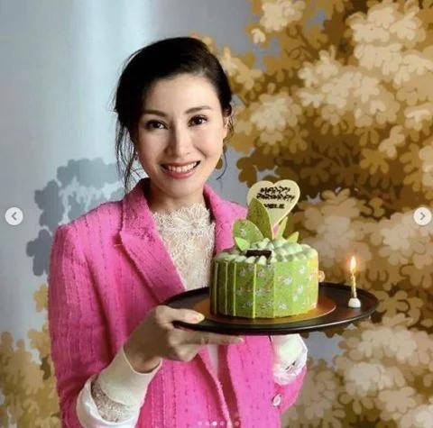 李嘉欣50岁生日遭甘比暴击，旧爱现任斗富，一场